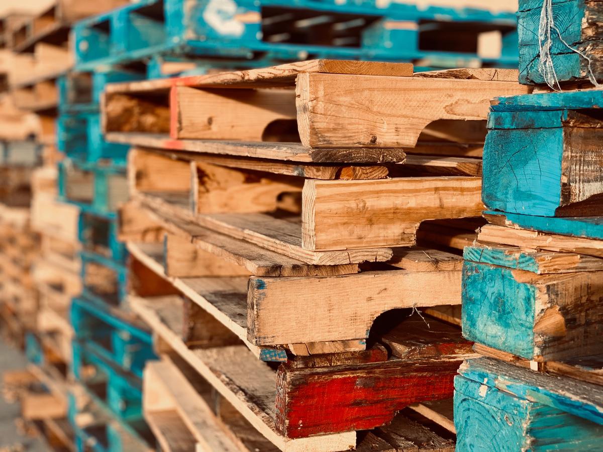 Plastic Pallets vs. Wood Pallets: How to Cut Costs in Your Next